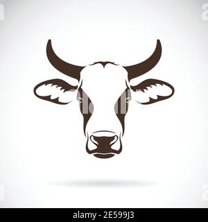Vettore di un disegno della testa di vacca su sfondo bianco. Animale da fattoria. Illustrazione vettoriale a livelli facilmente modificabile. Illustrazione Vettoriale