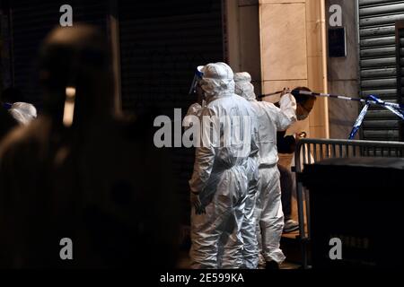 Hongkong, Cina. 26 gennaio 2021. Deng Bingqiang, il commissario della polizia di Hong Kong ispeziona la zona ristretta Yau ma Tei e incoraggia gli agenti di polizia a combattere contro la COVID-19 con i cittadini di Hongkong, Cina il 26 gennaio 2021.(Foto di TPG/cnsphotos) credito: TopPhoto/Alamy Live News Foto Stock