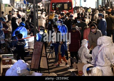 Hongkong, Cina. 26 gennaio 2021. Deng Bingqiang, il commissario della polizia di Hong Kong ispeziona la zona ristretta Yau ma Tei e incoraggia gli agenti di polizia a combattere contro la COVID-19 con i cittadini di Hongkong, Cina il 26 gennaio 2021.(Foto di TPG/cnsphotos) credito: TopPhoto/Alamy Live News Foto Stock