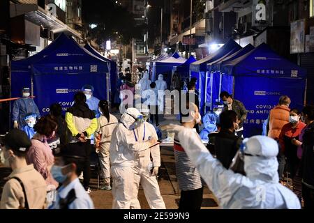 Hongkong, Cina. 26 gennaio 2021. Deng Bingqiang, il commissario della polizia di Hong Kong ispeziona la zona ristretta Yau ma Tei e incoraggia gli agenti di polizia a combattere contro la COVID-19 con i cittadini di Hongkong, Cina il 26 gennaio 2021.(Foto di TPG/cnsphotos) credito: TopPhoto/Alamy Live News Foto Stock