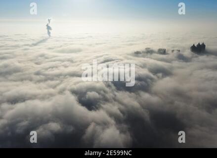 Pechino, Cina. 26 gennaio 2021. Nella foto aerea sono mostrati i grattacieli avvolti dalla nebbia a Hunnan Dintrict di Shenyang, provincia di Liaoning della Cina nordorientale il 26 gennaio 2021. Credit: Yang Qing/Xinhua/Alamy Live News Foto Stock