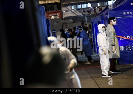 Hongkong, Cina. 26 gennaio 2021. Deng Bingqiang, il commissario della polizia di Hong Kong ispeziona la zona ristretta Yau ma Tei e incoraggia gli agenti di polizia a combattere contro la COVID-19 con i cittadini di Hongkong, Cina il 26 gennaio 2021.(Foto di TPG/cnsphotos) credito: TopPhoto/Alamy Live News Foto Stock