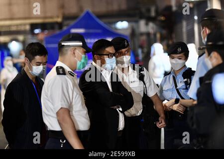 Hongkong, Cina. 26 gennaio 2021. Deng Bingqiang, il commissario della polizia di Hong Kong ispeziona la zona ristretta Yau ma Tei e incoraggia gli agenti di polizia a combattere contro la COVID-19 con i cittadini di Hongkong, Cina il 26 gennaio 2021.(Foto di TPG/cnsphotos) credito: TopPhoto/Alamy Live News Foto Stock