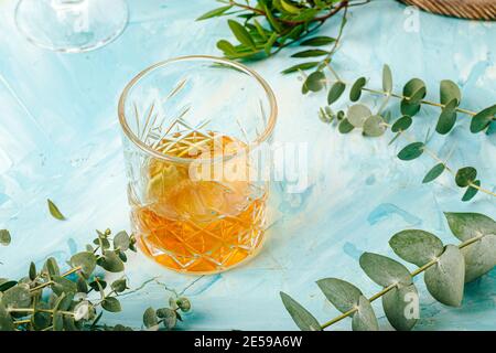 Primo piano su un vecchio bicchiere di whisky Foto Stock