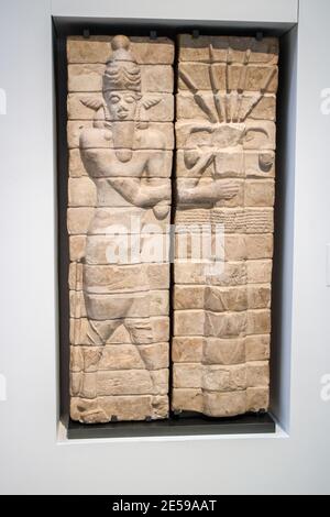 Le Louvre Lens : Susa (Iran) frammenti di decorazione del tempio di Inshushinak Dio tutelario di Susa : boro-uomo e palma (Terracotta CA 1150 a.C.) Foto Stock