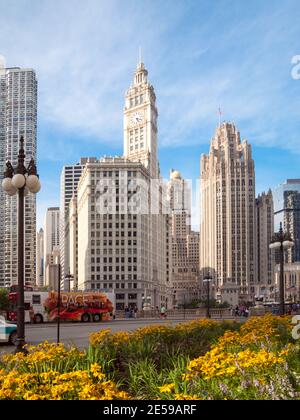 The Wrigley Building, InterContinental Chicago (South Tower), e Tribune Tower (destra) a Chicago, Illinois, come visto da East Wacker Drive. Foto Stock