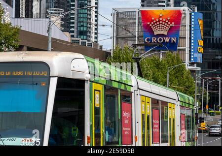 Un tram passa davanti al Crown Casino a Southbank, Melbourne, Victoria, Australia Foto Stock