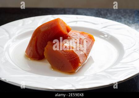 Dessert di zucca in piatto bianco Foto Stock