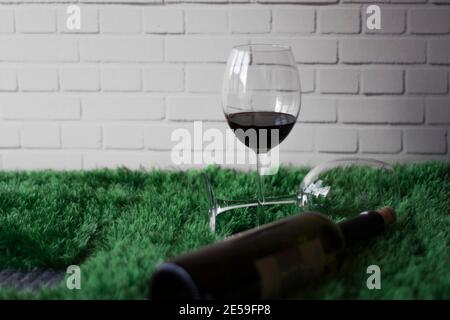 Una bottiglia e un bicchiere di vino, per il vostro Grazie. Caricare Foto Stock