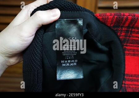 Primo piano dettaglio del bufalo rosso e nero controllare inverno cappello Foto Stock