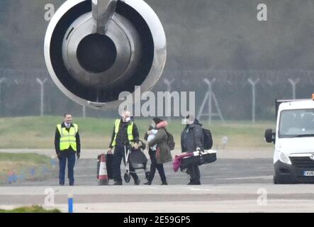 File foto datata 31/01/2020 di passeggeri che indossano maschere sbarcati da un aereo che rimpatriò britannici e altre nazionalità nel Regno Unito dalla città di Wuhan, in Cina, colpita dal coronavirus, dopo il suo arrivo a RAF Brize Norton in Oxfordshire. Sabato 30 gennaio ricorre l'anniversario della prima morte nota del coronavirus nel Regno Unito. Data di emissione: Mercoledì 27 gennaio 2021. Foto Stock