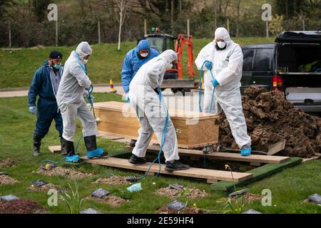 File photo datato 03/04/2020 del funerale nel giardino eterno luogo di sepoltura musulmana, Chislehurst di Ismail Mohamed Abdulwahab, 13, da Brixton, a sud di Londra, che è morto da solo nel King's College Hospital, Londra, dopo test positivi per il coronavirus. Sabato 30 gennaio ricorre l'anniversario della prima morte nota del coronavirus nel Regno Unito. Data di emissione: Mercoledì 27 gennaio 2021. Foto Stock