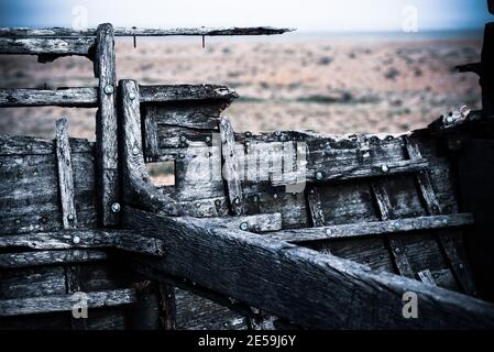 Primo piano dettaglio di barca abbandonata derelict sulla spiaggia di Dungeness. Kent, Inghilterra. Foto Stock
