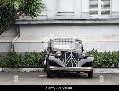 Citroen Traction Avant parcheggiato fuori dal museo della città di ho Chi Minh nel quartiere 1, ho Chi Minh City, Vietnam. Foto Stock