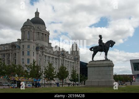 Il Porto di Liverpool Building con una statua equestre accanto Sir Goscombe John di Edward VII su Horseback sul Pierhead Waterfront a Liverpool Regno Unito Foto Stock