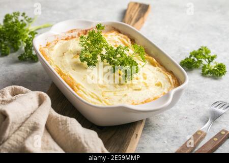 Shepherd's Pie con manzo macinato, patate e formaggio su sfondo di legno, vista dall'alto, spazio per fotocopie. Casseruola irlandese tradizionale fatta in casa Foto Stock