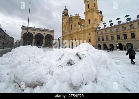 Foto a tema inverno nella pandemia del coronavirus. Blocco rigido. Masse di neve, neve sulla quasi deserta Odeonsplatz a Muenchen con Feldherrnhalle e la Chiesa dei teatri il 26 gennaio 2021. | utilizzo in tutto il mondo Foto Stock