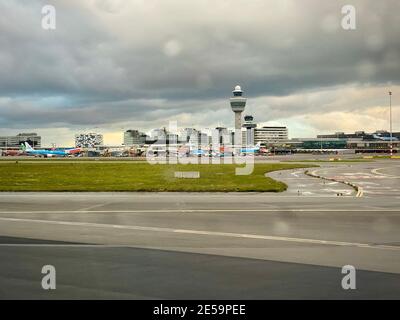 Pronto per il decollo in una giornata di pioggia maltempo. Guardando fuori dalla finestra dell'aereo per l'aeroporto di Schiphol. Foto Stock