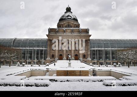 Monaco, Germania. 26 gennaio 2021. Foto a tema inverno nella pandemia del coronavirus. Vista difficile da bloccare dal Hofgarten alla Cancelleria di Stato Bavarese dopo l'inizio dell'inverno. Città di Monaco il 26 gennaio 2021. | utilizzo in tutto il mondo credito: dpa/Alamy Live News Foto Stock