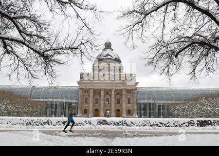 Monaco, Germania. 26 gennaio 2021. Foto a tema inverno nella pandemia del coronavirus. Vista difficile da bloccare dal Hofgarten alla Cancelleria di Stato Bavarese dopo l'inizio dell'inverno. Città di Monaco il 26 gennaio 2021. | utilizzo in tutto il mondo credito: dpa/Alamy Live News Foto Stock