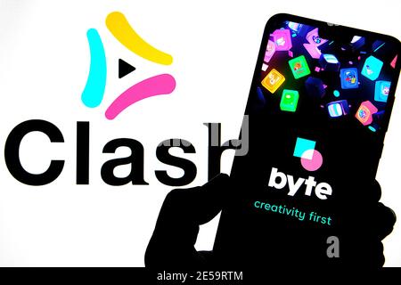 LOGO DELL'app BYTE visualizzato sulla silhouette dello schermo dello smartphone e sfondo sfocato con il logo dell'app Clash. Concetto di fusione. Popolare piattaforma video breve Foto Stock