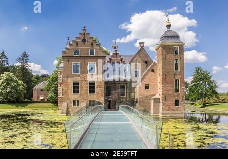 Ponte di vetro che conduce al castello di Ruurlo nei Paesi Bassi Foto Stock