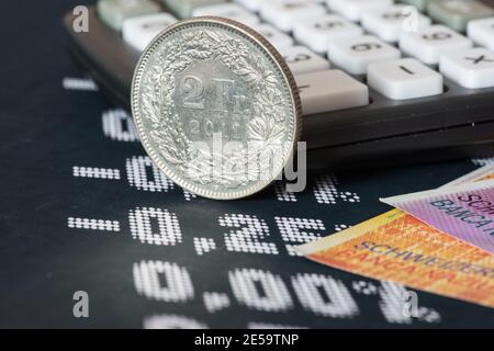 Denaro Franco Svizzero, calcolatrice e mercato azionario Foto Stock