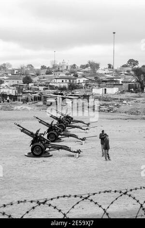 JOHANNESBURG, SUDAFRICA - 05 gennaio 2021: Ermelo, Sudafrica - 24 2011 settembre: Artiglieria cannoni in mostra presso la Township locale Foto Stock