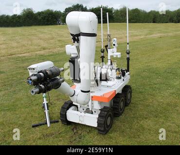 Un robot di controllo remoto per lo smaltimento di bombe militari di grandi dimensioni. Foto Stock