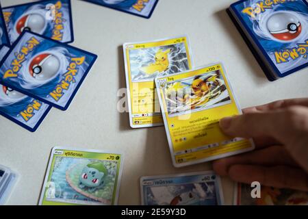 Bangkok, Thailandia - 27 gennaio 2021 : un uomo che gioca a Pokemon Trading Card. Foto Stock