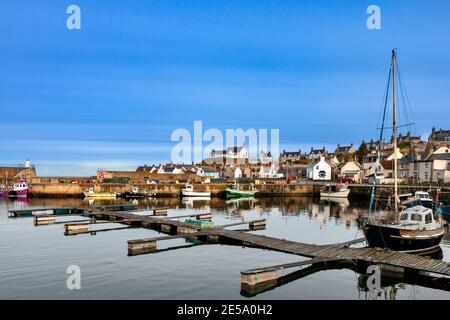 FINDOCHTY MORAY COSTA SCOZIA BARCHE DA PESCA ALL'INTERNO DEL PORTO CIRCONDATO DA CASE E CHIESA SULLA COLLINA Foto Stock