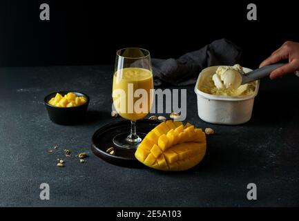 Mango Mastani, succo indiano di mango Street food e frullato di gelato Foto Stock