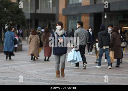 27 dicembre 2020, Sendai, Miyagi, Giappone: Persone che indossano la maschera come misura preventiva contro la diffusione di Covid19 camminare di fronte alla stazione ferroviaria di Sendai..27 dicembre 2020 l'ultimo giorno del programma Go to Travel in Giappone. Nell'ultimo giorno del programma molte persone tornano a casa da viaggi ad altre prefettura. Il Giappone ha sospeso il programma Go to Travel a livello nazionale dal 28 dicembre 2020 al 7 febbraio 2021. (Credit Image: © Takimoto Marina/SOPA Images via ZUMA Wire) Foto Stock