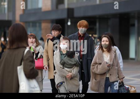 27 dicembre 2020, Sendai, Miyagi, Giappone: Persone che indossano la maschera come misura preventiva contro la diffusione di Covid19 camminare di fronte alla stazione ferroviaria di Sendai..27 dicembre 2020 l'ultimo giorno del programma Go to Travel in Giappone. Nell'ultimo giorno del programma molte persone tornano a casa da viaggi ad altre prefettura. Il Giappone ha sospeso il programma Go to Travel a livello nazionale dal 28 dicembre 2020 al 7 febbraio 2021. (Credit Image: © Takimoto Marina/SOPA Images via ZUMA Wire) Foto Stock