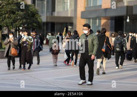 27 dicembre 2020, Sendai, Miyagi, Giappone: Persone che indossano la maschera come misura preventiva contro la diffusione di Covid19 camminare di fronte alla stazione ferroviaria di Sendai..27 dicembre 2020 l'ultimo giorno del programma Go to Travel in Giappone. Nell'ultimo giorno del programma molte persone tornano a casa da viaggi ad altre prefettura. Il Giappone ha sospeso il programma Go to Travel a livello nazionale dal 28 dicembre 2020 al 7 febbraio 2021. (Credit Image: © Takimoto Marina/SOPA Images via ZUMA Wire) Foto Stock