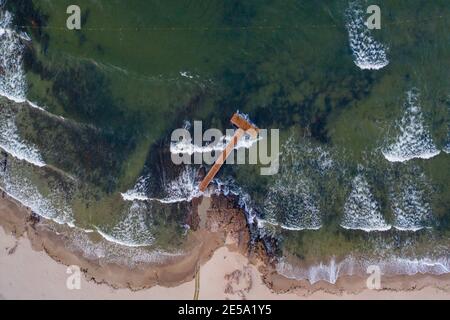 Drone Vista del molo di legno a Sandvig sull'Isola di Bornholm Foto Stock