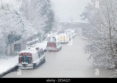 La scena innevata lungo il canale di Coventry vicino ad Atherstone, nel North Warwickshire. Foto Stock