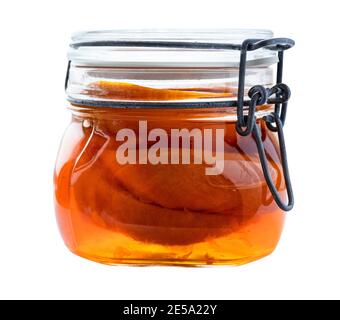 vista laterale della marmellata di tangerini (varenye) in un'apertura del vaso di vetro su sfondo bianco Foto Stock
