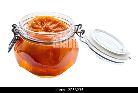 marmellata di mandarino (varenye) in vaso di vetro aperto tagliato su bianco sfondo Foto Stock