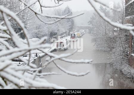 La scena innevata lungo il canale di Coventry vicino ad Atherstone, nel North Warwickshire. Foto Stock