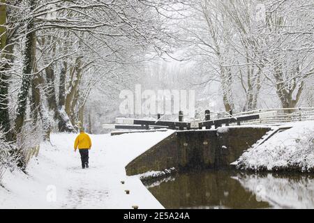 La scena innevata lungo il canale di Coventry vicino ad Atherstone, nel North Warwickshire. Nella foto sono riportati gli escursionisti lungo il canale vicino al centro di Atherstone Town. Foto Stock