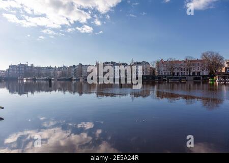 Gli edifici della città si riflettono sull'acqua vicino all'area di Amstelhotel, Amsterdam, Paesi Bassi Foto Stock