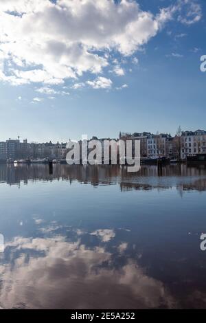 Gli edifici della città si riflettono sull'acqua vicino all'area di Amstelhotel, Amsterdam, Paesi Bassi Foto Stock
