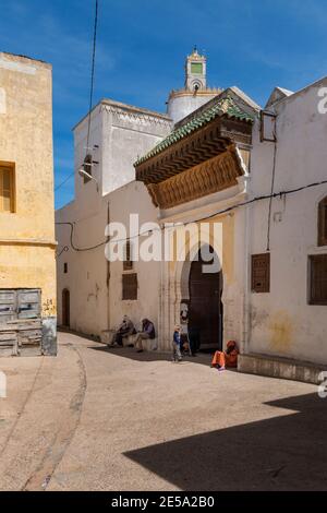 El Jadida, Marocco - 16 aprile 2016: Scena di strada nella città di El Jadida, con la gente in una strada sulla vecchia città portoghese. Foto Stock