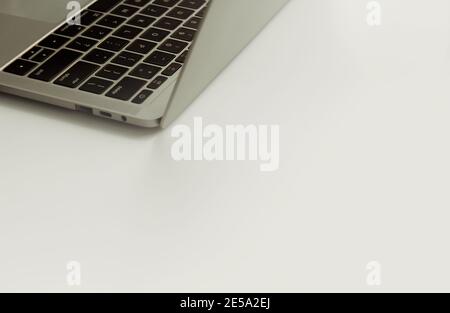 Laptop in posizione angolata isolato su sfondo bianco. Foto Stock