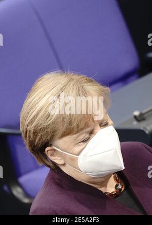 Berlino, Germania. 27 gennaio 2021. La cancelliera tedesca Angela Merkel (CDU) guarda il discorso di Charlotte Knoboch all'ora del Bundestag tedesco in occasione del giorno della memoria delle vittime del nazionalsocialismo, indossando un protettore della bocca. Credit: Michael Kappeler/dpa/Alamy Live News Foto Stock