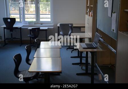 Oranienburg, Germania. 21 Gennaio 2021. Un computer portatile aperto si trova su un tavolo in una classe della Comenius School. Cinque anni fa la scuola elementare integrativa con gruppi di sostegno linguistico si era trasferita a Oranienburg-Süd in un nuovo edificio. Credit: Soeren Stache/dpa-Zentralbild/ZB/dpa/Alamy Live News Foto Stock