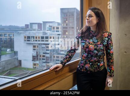 Il segretario alle finanze Kate Forbes nel suo ufficio a Holyrood, Edimburgo, prima di consegnare il bilancio scozzese al Parlamento scozzese giovedì. Data immagine: Mercoledì 27 gennaio 2021. Foto Stock