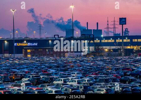 Terminal auto nel porto interno Logport i, a Duisburg sul Reno, movimentazione di veicoli nuovi, deposito, dietro l'acciaieria HKM a Duisburg Foto Stock