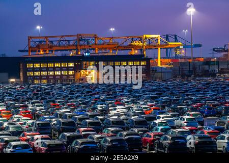 Terminal delle auto nel porto interno Logport i, a Duisburg sul Reno, movimentazione di auto nuove, deposito, terminal dei container posteriori, NRW, Germania Foto Stock